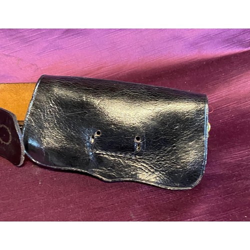 918 - A 20th century polished leather shoulder strap and ammo pouch for the rifle brigade / All lots are l... 