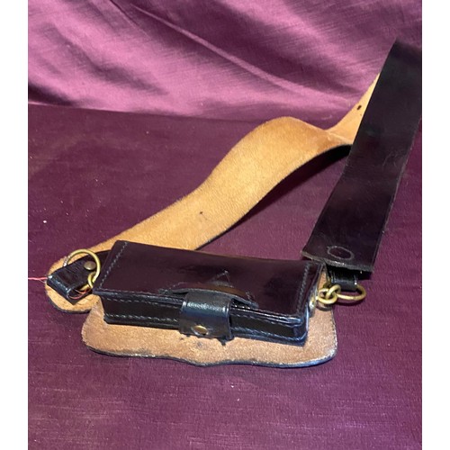 918 - A 20th century polished leather shoulder strap and ammo pouch for the rifle brigade / All lots are l... 