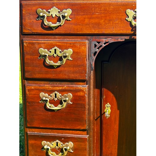 696 - 18th century English Georgian kneehole desk, with original keys and handles, single top drawer and c... 