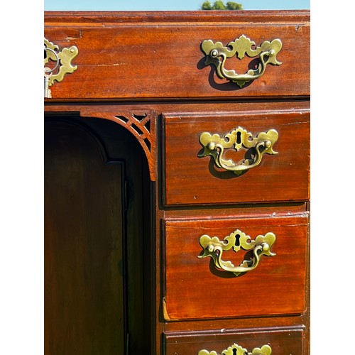 696 - 18th century English Georgian kneehole desk, with original keys and handles, single top drawer and c... 