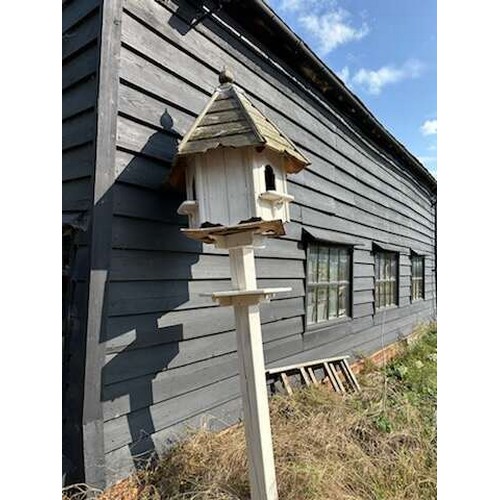 946 - A very large 20th century pigeon loft / All lots are located at The Barn, Hampstead Farm, Nr Henley ... 