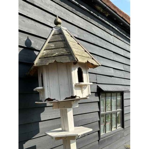 946 - A very large 20th century pigeon loft / All lots are located at The Barn, Hampstead Farm, Nr Henley ... 