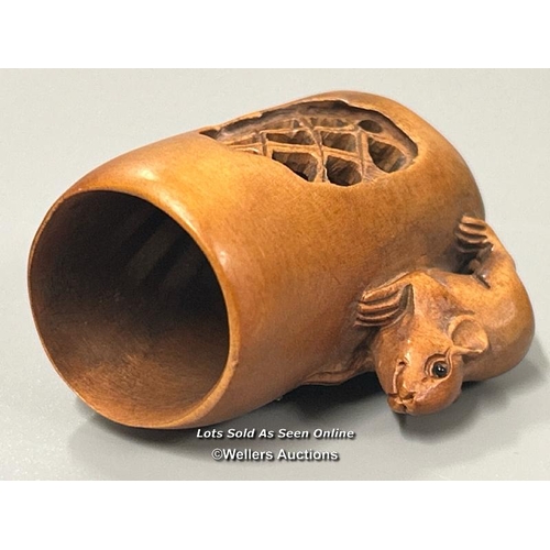 19 - A Japanese carved boxwood Rat netsuke, signed, 4.5cm high / AN4