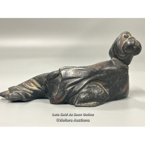 22 - A Japanese bronze reclining lady, impressed marks to the base, 11cm long, 5cm high / AN4