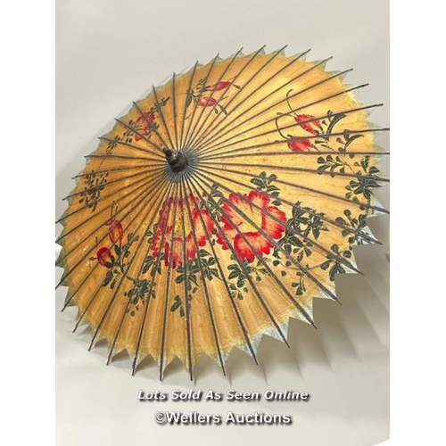 27 - A vintage decorative Japanese parasol with cane handle, approx 80 cm diameter opened, 59cm long / AN... 