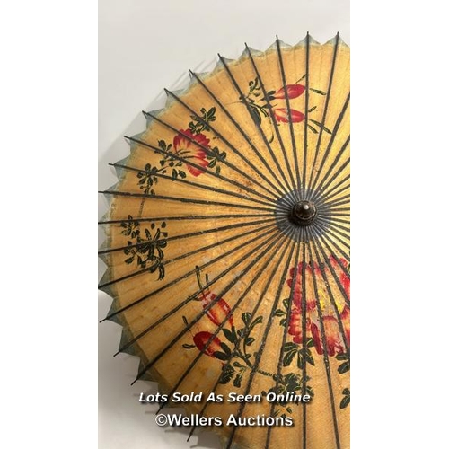 27 - A vintage decorative Japanese parasol with cane handle, approx 80 cm diameter opened, 59cm long / AN... 