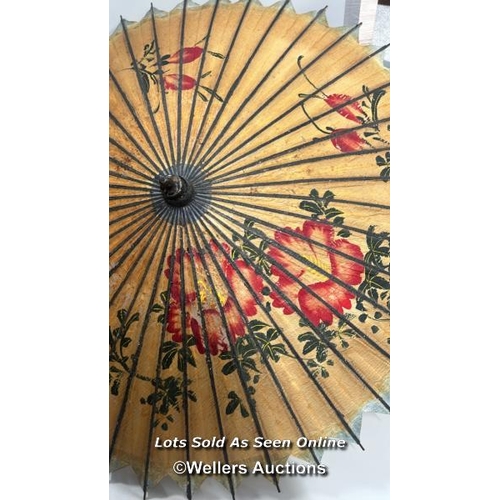 27 - A vintage decorative Japanese parasol with cane handle, approx 80 cm diameter opened, 59cm long / AN... 