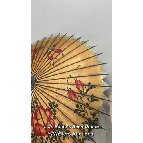 27 - A vintage decorative Japanese parasol with cane handle, approx 80 cm diameter opened, 59cm long / AN... 