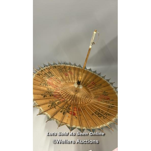 27 - A vintage decorative Japanese parasol with cane handle, approx 80 cm diameter opened, 59cm long / AN... 