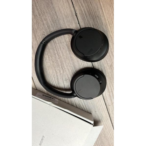 8513 - SONY WHCH720NB NOISE CANCELLING OVEREAR HEADPHONES / POWERS UP, CONNECTS & PLAYS MUSIC / WITH BOX / ... 