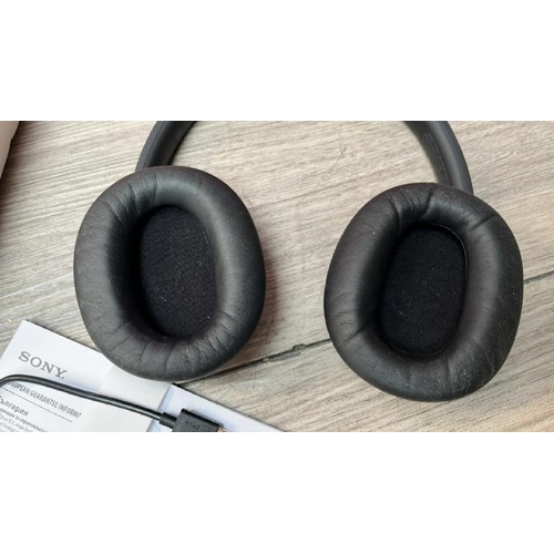 8514 - SONY WHCH720NB NOISE CANCELLING OVEREAR HEADPHONES / POWERS UP, CONNECTS & PLAYS MUSIC / WITH BOX / ... 