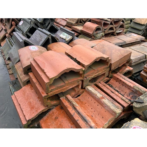 122 - Pallet of approx. x25 terracotta coping, sizes and styles vary