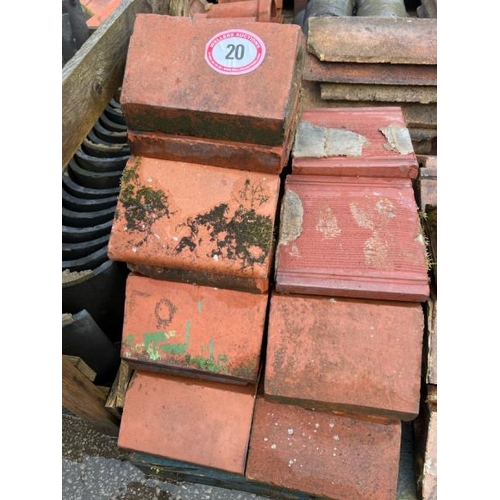 20 - Pallet of x22 pieces of terracotta triangular coping, measures approx. 30cm l