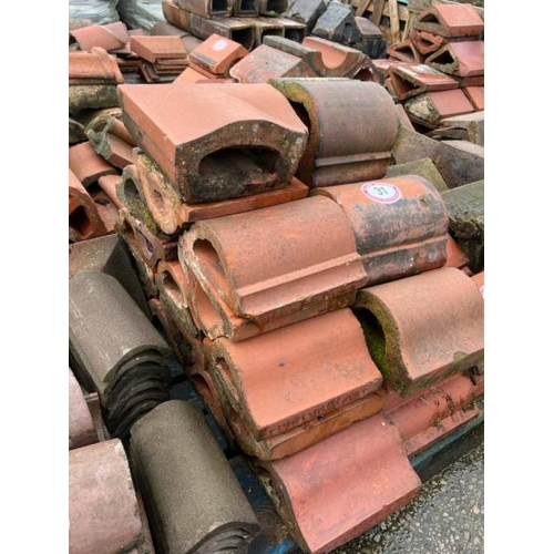 31 - Approx. x25 terracotta copings, sizes and styles vary, approx. 30cm l