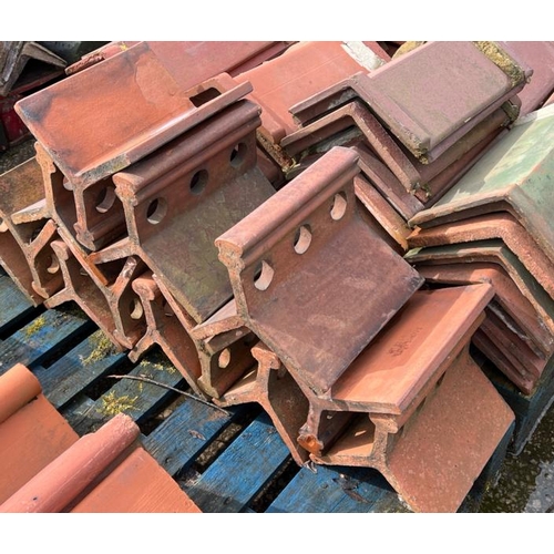 52 - X13 Decorative ridge tiles, measures approx. 30cm l