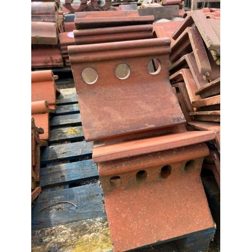 52 - X13 Decorative ridge tiles, measures approx. 30cm l