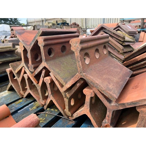 52 - X13 Decorative ridge tiles, measures approx. 30cm l