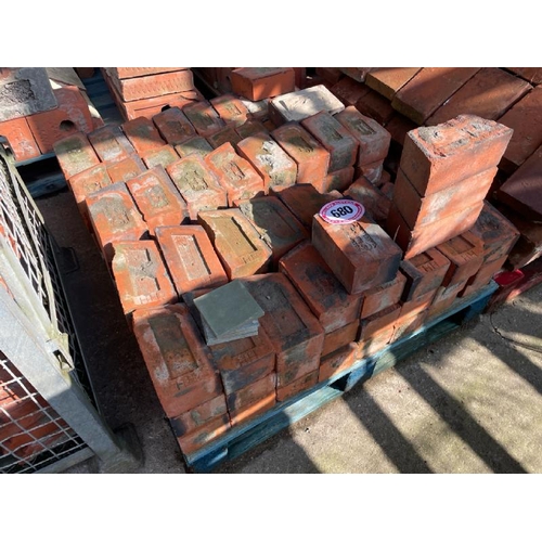 680 - Approx. x90 pincer bricks, each approx., 23cm long