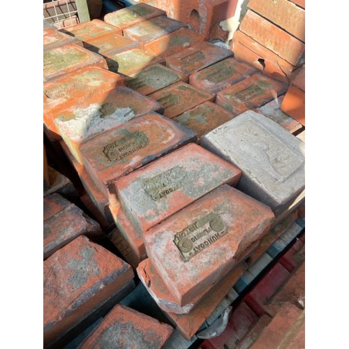 680 - Approx. x90 pincer bricks, each approx., 23cm long