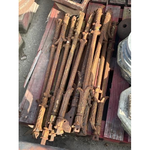 690 - Approx. x15 early Victorian cast iron ballustrade spindles, each 90cm long