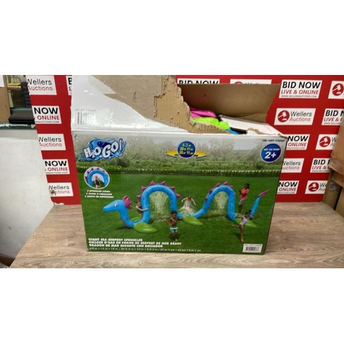 8004 - H20GO! 20FT (6.1M) GIANT SEA SERPENT KIDS INFLATABLE SPRINKLER / SIGNS OF USE / E1