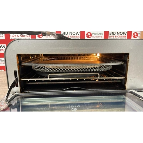 8033 - GOURMET PRO400 PIZZA MULTI OVEN WITH ACCESSORIES / POWERS UP / SIGNS OF USE / B3