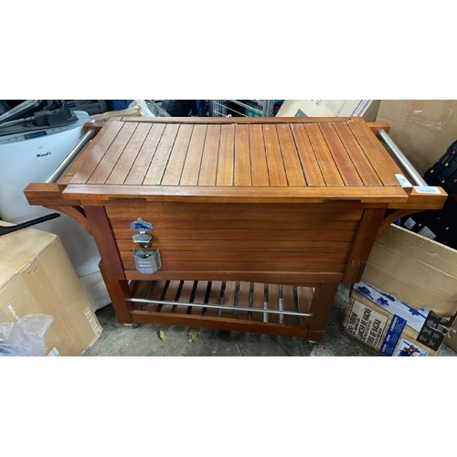 8044 - 113 LTR. ROLLING WOOD COOLER / DAMAGED TOP / SEE IMAGES / W2