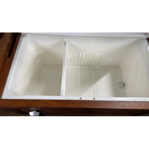 8044 - 113 LTR. ROLLING WOOD COOLER / DAMAGED TOP / SEE IMAGES / W2