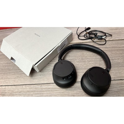 8513 - SONY WHCH720NB NOISE CANCELLING OVEREAR HEADPHONES / POWERS UP, CONNECTS & PLAYS MUSIC / WITH BOX / ... 