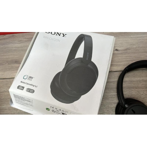 8514 - SONY WHCH720NB NOISE CANCELLING OVEREAR HEADPHONES / POWERS UP, CONNECTS & PLAYS MUSIC / WITH BOX / ... 