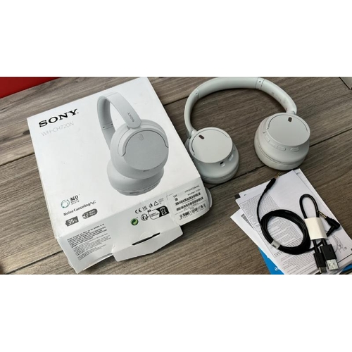 8516 - SONY WHCH720NB NOISE CANCELLING OVEREAR HEADPHONES / POWERS UP, CONNECTS & PLAYS MUSIC / WITH BOX / ... 