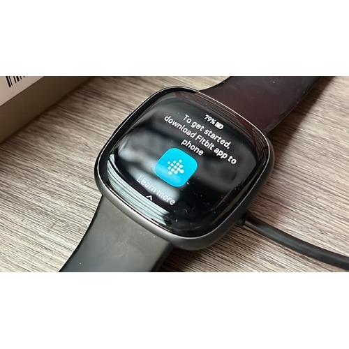 8530 - FITBIT VERSA 4 BLACK FITNESS TRACKER WATCH / MINIMAL SIGNS OF USE / POWERS UP / NOT FULLY TESTED / W... 