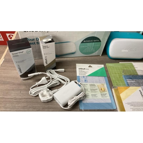 4116 - CRICUT JOY & ACCESSORY BUNDLE WITH BLUETOOTH WIRELESS TECHNOLOGY / POWERS UP / SIGNS OF USE / C36