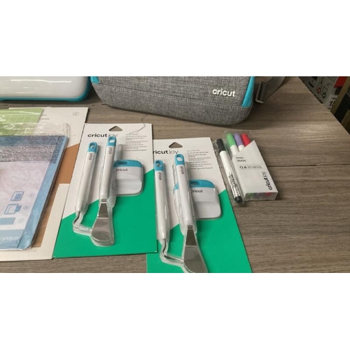 4116 - CRICUT JOY & ACCESSORY BUNDLE WITH BLUETOOTH WIRELESS TECHNOLOGY / POWERS UP / SIGNS OF USE / C36