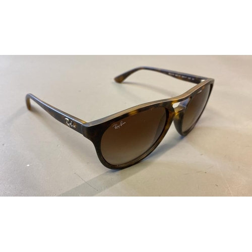 9621 - RAY BAN SUNGLASSES - PRE OWENED