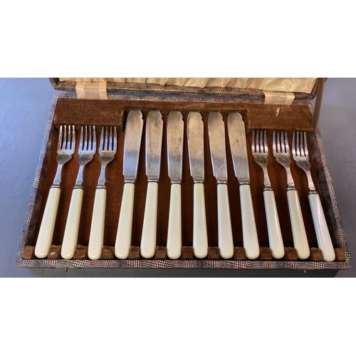 9623 - VINTAGE CUTLERY 12 PIECES - PRE OWENED