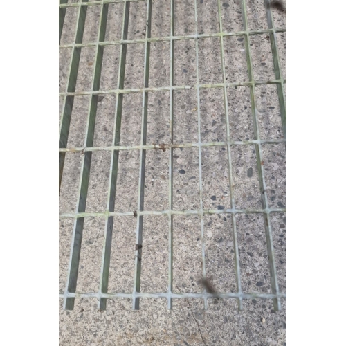 751 - X15 Galvanised floor grates, 300cm x 100cm