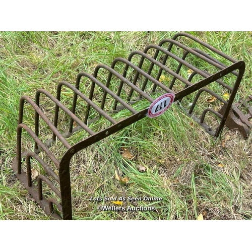 117 - Cast iron hay rack, 36cm (h) x 76cm (w) x 40cm (d) / Please bring equipment and labour to assist wit... 