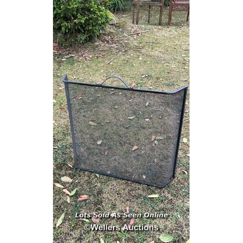 137 - Two metal fire guards, tallest 71cm (h) x 62cm (w) / Please bring equipment and labour to assist wit... 