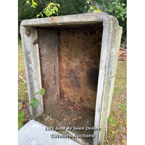 249 - A large heavy duty cast iron and riveted water tank, 70cm (h) x 110cm (w) x 146cm (l) / Please bring... 