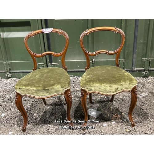 257 - A pair of Victorian bloomback chairs on cabriole legs with upholstered seat, 82cm (h) x 46cm (w) x 4... 