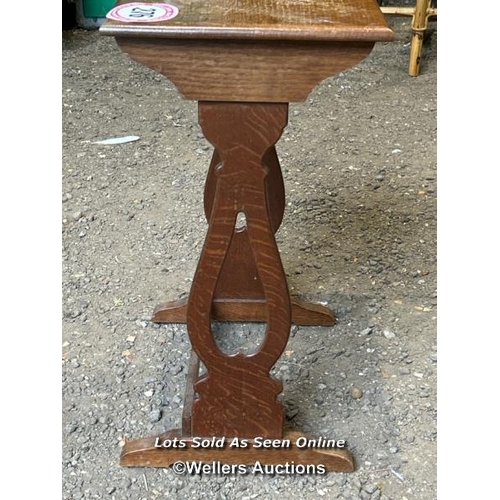 276 - A small c.1930's oak table, 82cm (h) x 48cm (w) x 33cm (d) / Please bring equipment and labour to as... 