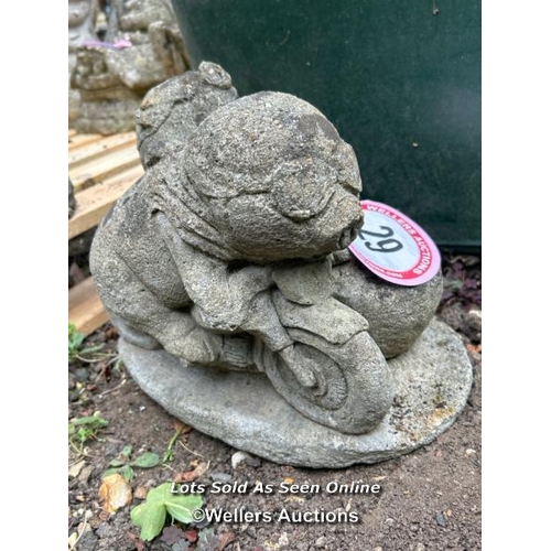 29 - Reconstituted stone statue, pigs on a motorbike, 25cm (h) / Please bring equipment and labour to ass... 