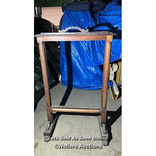 305 - A mahogany fire screen frame, 112cm (h) x 68cm (w) x 40cm (d) / Please bring equipment and labour to... 