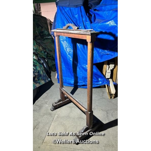 305 - A mahogany fire screen frame, 112cm (h) x 68cm (w) x 40cm (d) / Please bring equipment and labour to... 