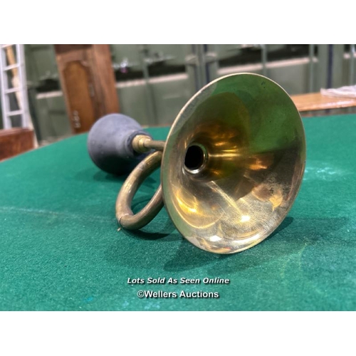 336 - A brass car horn, 27cm (l) / Please bring equipment and labour to assist with removal of all lots. A... 