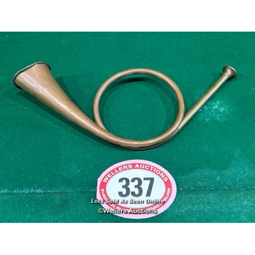 337 - A brass and copper hunting horn, 35 (l) / Please bring equipment and labour to assist with removal o... 