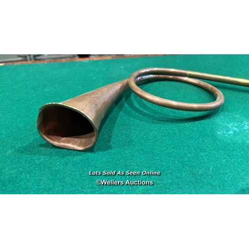 337 - A brass and copper hunting horn, 35 (l) / Please bring equipment and labour to assist with removal o... 