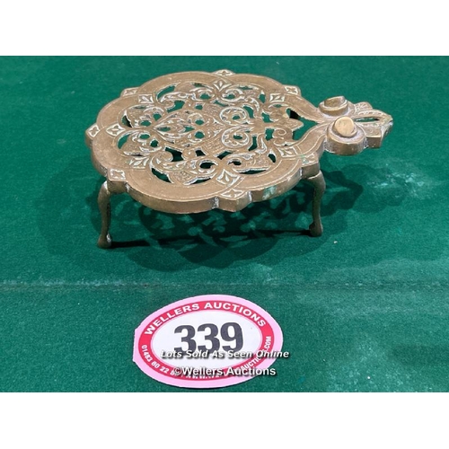 339 - A brass trivet, with four legs, 8cm (h) x 26cm (l) / Please bring equipment and labour to assist wit... 