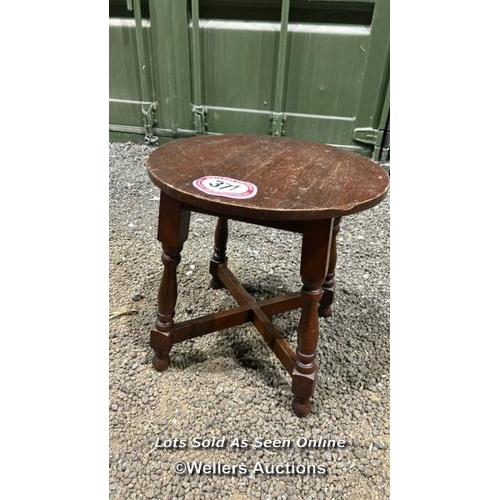 371 - A small reproduction oak coffee table, 47cm (h) x 46cm (dia) / Please bring equipment and labour to ... 